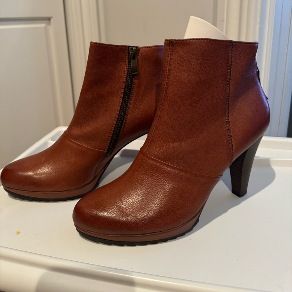 Saddle brown leather size 10 Paul Green ankle zip up boots, 4 inch heels.